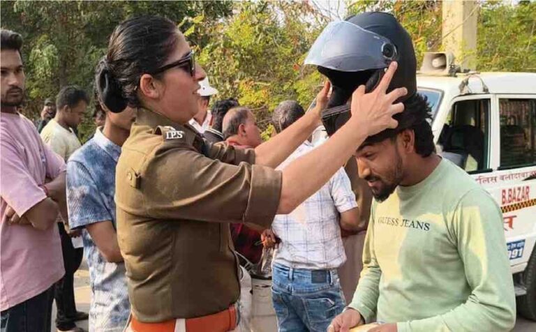 Traffic Awareness Campaign : बलौदाबाजार में यातायात जागरूकता अभियान, पुलिस ने चालकों को समझाइश देकर पहनाए हेलमेट