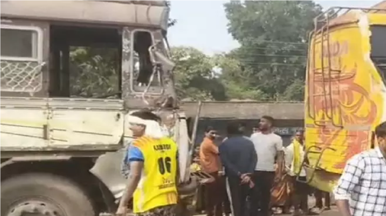 Balod Bus Accident : बालोद में बड़ा सड़क हादसा, खड़ी बस को ट्रक ने मारी टक्कर