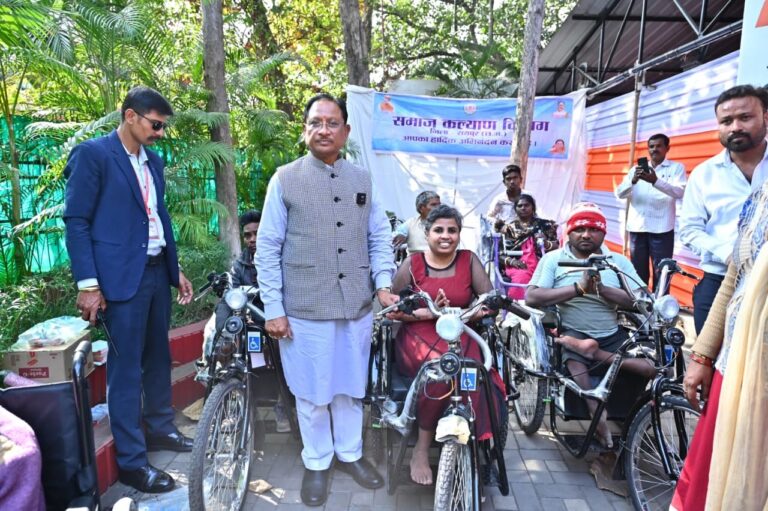 मुख्यमंत्री जनदर्शन में दिव्यांगजनों को मिली राहत… मुख्यमंत्री ने प्रदान किया बैटरी ट्राइसिकल, व्हीलचेयर और श्रवण यंत्र.